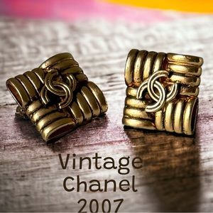 🌟FLASH SALE🌟CHANEL Vintage Gold Plated Diamond Textured Clip Ons Earrings 07’